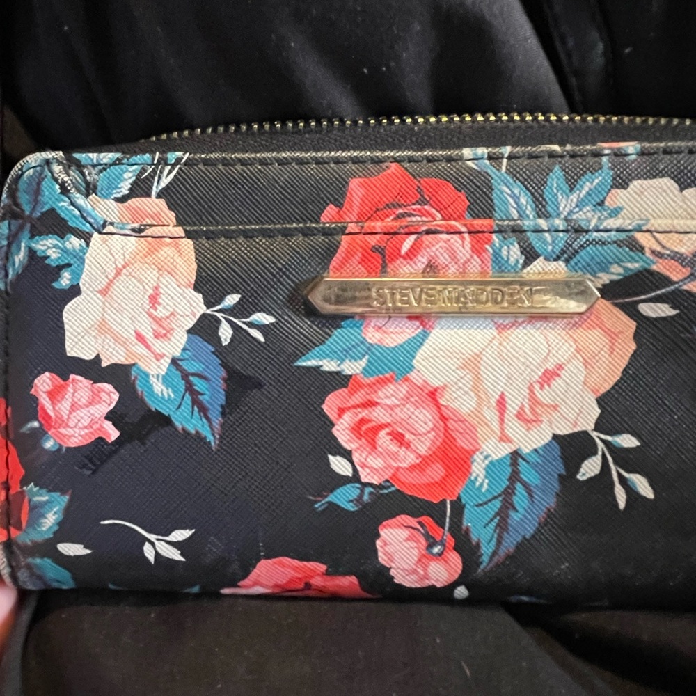 Steve Madden Floral Crossbody Wallet - Picture 4 of 5